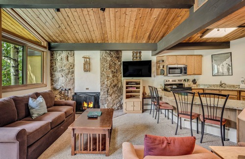Snowmass Village Condo | 🏔️Slopeside~Hot Tub~Top Floor~Studio Standard 413🏔️