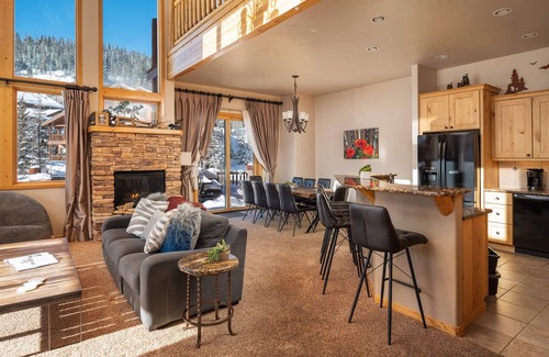 Old Town House | ♥ Slopeside Retreat | Large & Built For Families | Sleeps 17! | Ski Hill Views