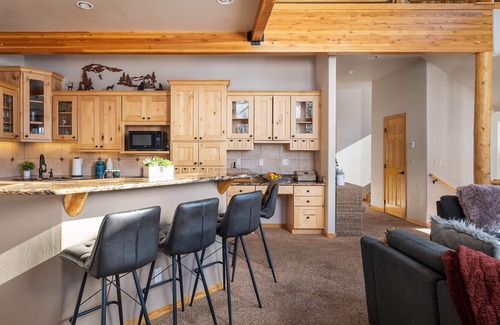 Old Town House | ♥ Slopeside Retreat | Large & Built For Families | Sleeps 17! | Ski Hill Views