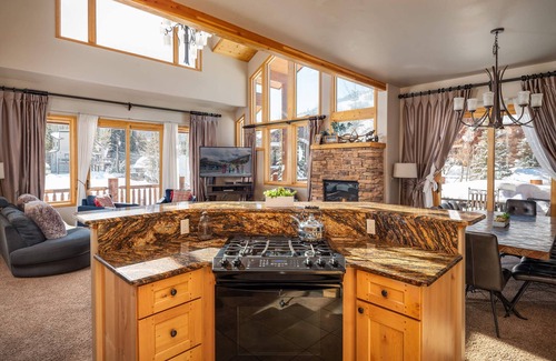 Old Town House | ♥ Slopeside Retreat | Large & Built For Families | Sleeps 17! | Ski Hill Views