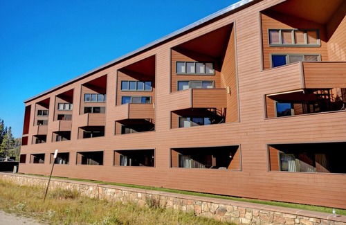 Old Town House | Slopeside River Front Luxury Condo 15 I Hot Tub I Views I Best Price I Discounted Attractions