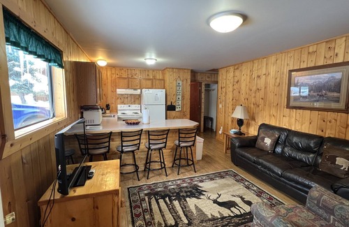 West Yellowstone Cabin | Slough Creek Cabin 130, Comfy 2 Bedroom 1 Bath 2 Minutes to Yellowstone Entrance