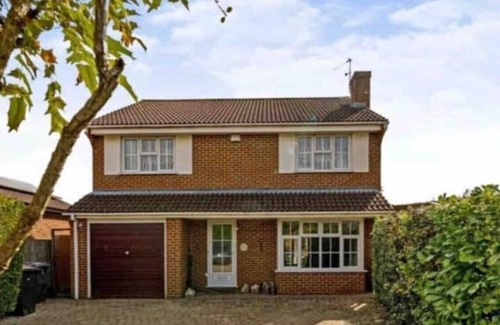 Bray on Thames Apartment | Slough/Sleeps 10/Close to Heathrow/W Parking