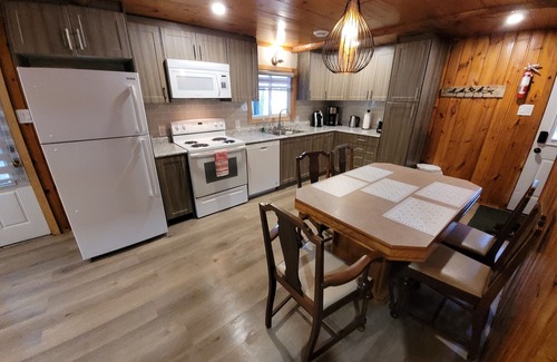 Petawawa Cabin | Slumber Inn at Pine Ridge Park