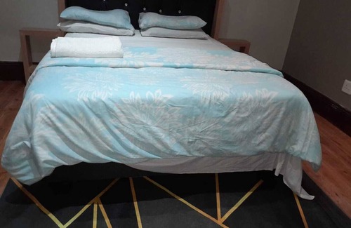 Greater Johannesburg Metropolitan Area House | Slumberlake Guest House Offering Free Wifi and Secure Parking Space + Breakfast.