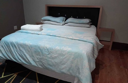 Greater Johannesburg Metropolitan Area House | Slumberlake Guest House Offering Free Wifi and Secure Parking Space + Breakfast.