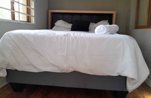 Greater Johannesburg Metropolitan Area House | Slumberlake Guest House Offering Free Wifi and Secure Parking Space + Breakfast.