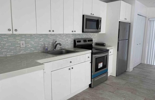 South Miami House | SM La Blanca Cheerful 1 Bedroom and Patio