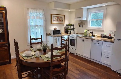 Demorest House | Small 1897 Farm House, super cozy on two acresn