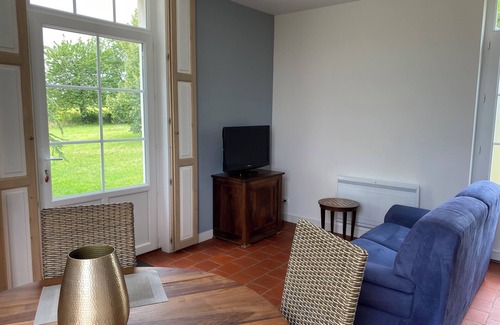 Murs-Erigne House | Small 19th-century house surrounded by vines, Domaine viticole de Rochambeau