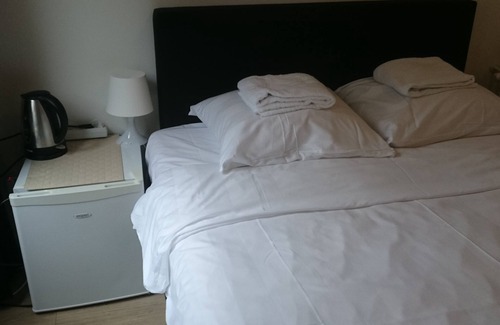 Utrecht Hotel | Small 5 persons family room, 1 km from centre Utrecht
