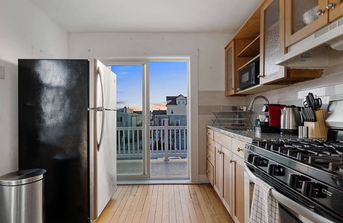 Ventnor City Apartment | Small Beach Style 1BR with Sunny Deck