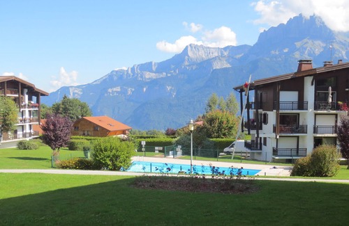 Sallanches Ski Chalet | Small chalet in residence with swimming pool