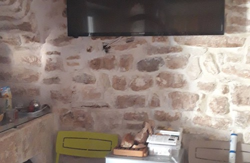 Saussines Apartment | Small character house in picturesque village