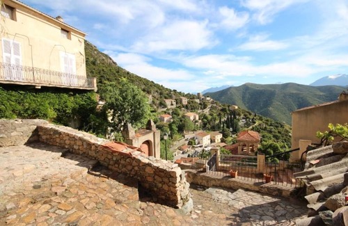Lama House | Small charming house between sea and mountains