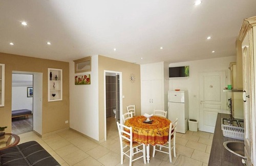Sainte-Colombe House | Small cottage both grindstones