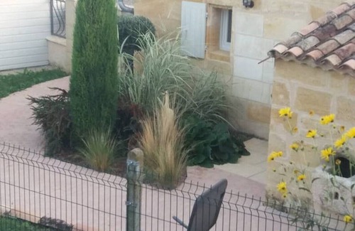Sainte-Colombe House | Small cottage both grindstones