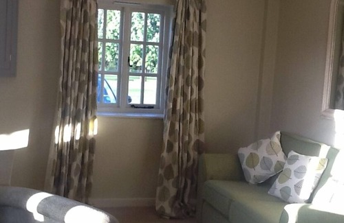 Laverton Cottage | Small country Cottage in 4 acres of Parkland. Towels and Linen Provided.
