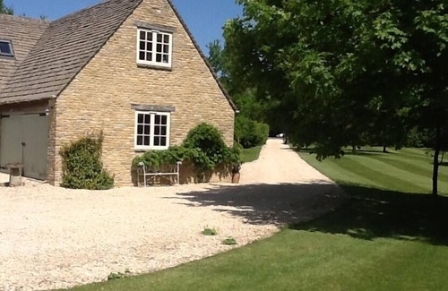 Laverton Cottage | Small country Cottage in 4 acres of Parkland. Towels and Linen Provided.