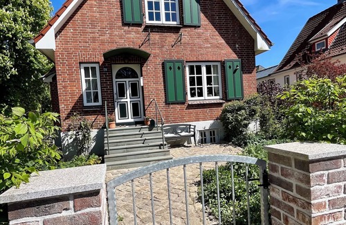 Eutin Apartment | Small country house pearl by the castle park and lake, in dreamlike nature!