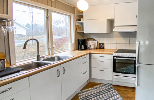 Harryda House | Small, cozy cottage with lake view.