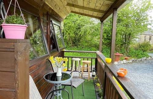 Castlebaldwin Cabin | Small, cozy twin room cabin with en-suite
