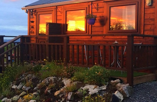 Castlebaldwin Cabin | Small, cozy twin room cabin with en-suite
