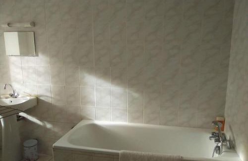 Fumel Apartment | Small, discreet and bright townhouse