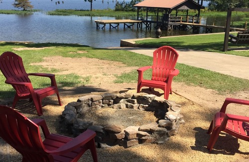 Farmerville House | Small Families and Fishermen welcome! Boat ramp/fire pit/kayaks.