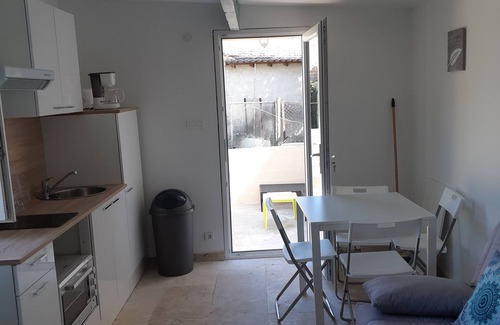Caumont-sur-Durance House | Small flirtatious house