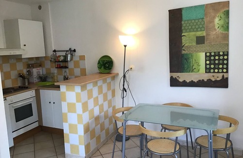 Cadereau House | Small flowered house with private garden near town center