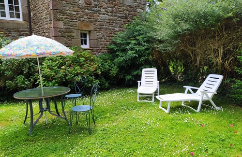 Pleudihen-sur-Rance Cottage | Small gîte 4 km from the beach.