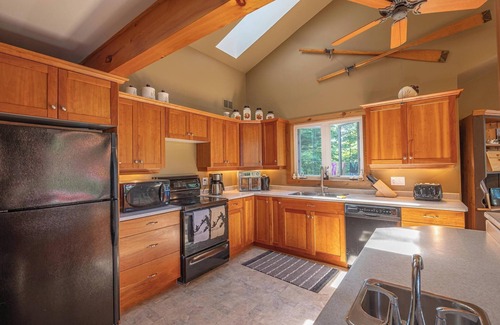North Kawartha Cottage | Small group Autumn rate! Ask Family cottage private beach, volleyball, fire pit