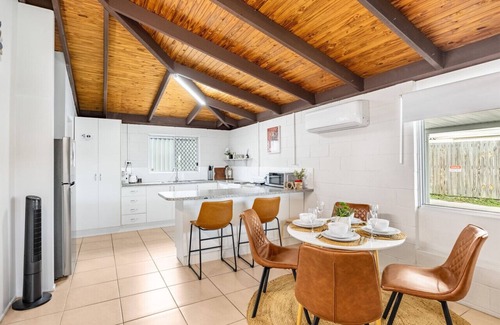 Crestmead House | Small Groups & Families! Stylish 3Beds near mall