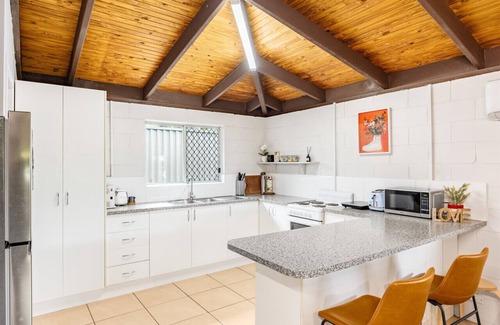 Crestmead House | Small Groups & Families! Stylish 3Beds near mall