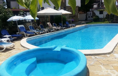 Trakata Villa | Small guest house with a pool 5 min from the beach!