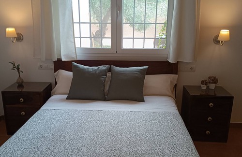 Alpera Bed & Breakfast | Small hotel among vineyards with swimming pool and fireplace, pet friendly
