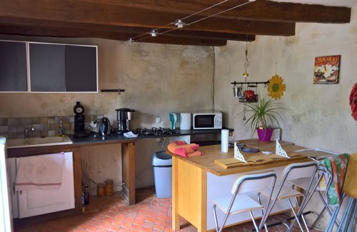 Cravant-les-Coteaux House | Small house in the forest