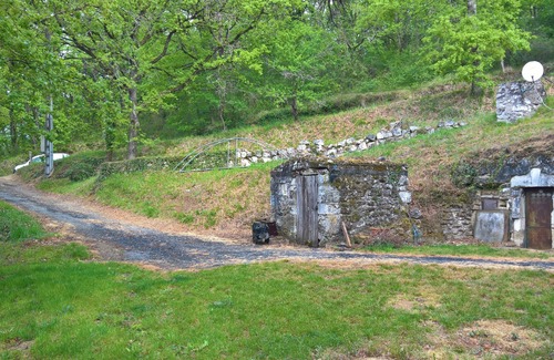 Cravant-les-Coteaux House | Small house in the forest