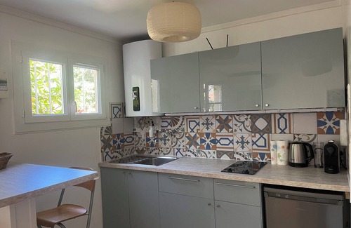 Sainte-Anne House | Small house in quiet, shady garden close to beaches and stadium