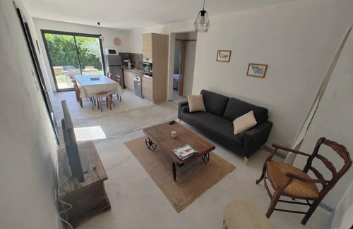 Collias House | Small house with wooded garden