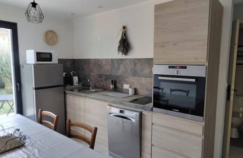 Collias House | Small house with wooded garden
