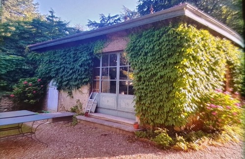Champagne-au-Mont-d'Or House | Small independent house in park