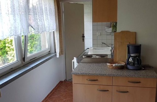 Panketal House | small, inexpensive bungalow/accommodation nearby v Berlin S-Bahn connection