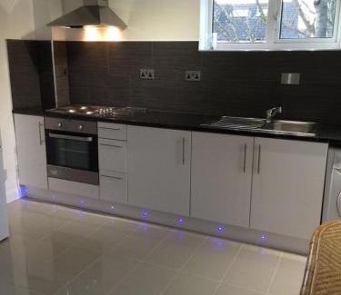 Pinkwell Apartment | Small Modern Comfortable 2 Bedroom Apartment - cmyr