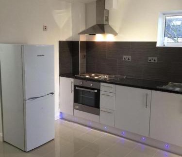 Pinkwell Apartment | Small Modern Comfortable 2 Bedroom Apartment - cmyr
