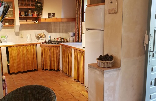 Monieux House | Small Provencal mas in local stone surrounded by nature.