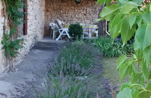 Monieux House | Small Provencal mas in local stone surrounded by nature.
