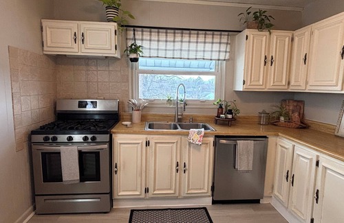 Beckley House | Small Quaint 2-bedroom house in Beckley with WiFi.