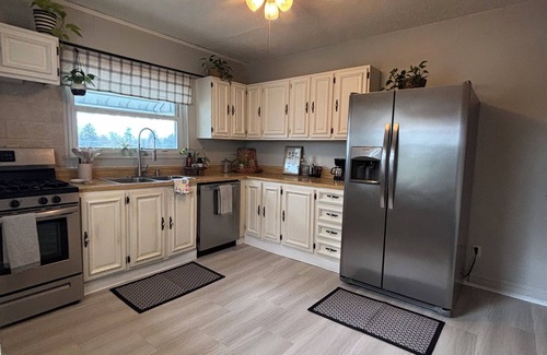 Beckley House | Small Quaint 2-bedroom house in Beckley with WiFi.